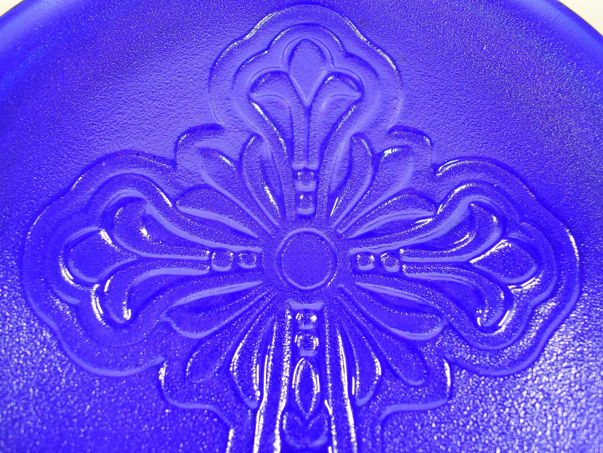 Elegant Dark Blue Glass Platter with Intricate Cross Detail - 10"